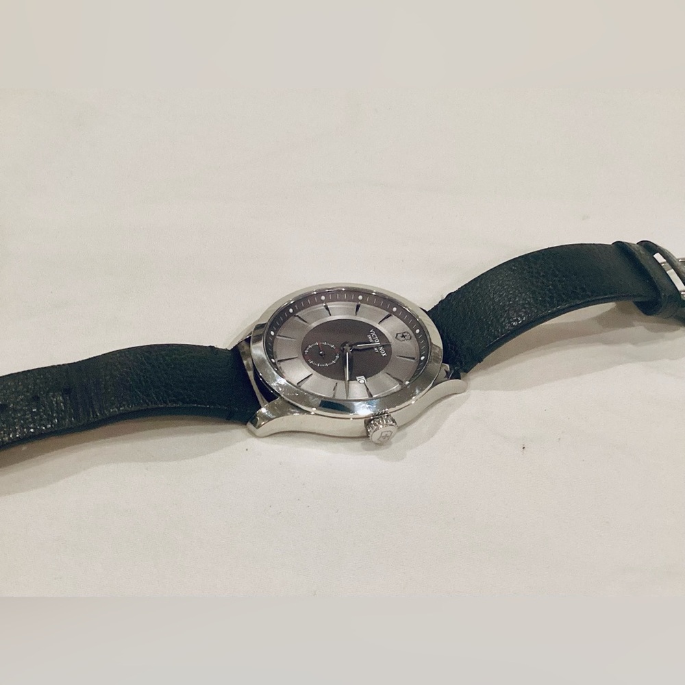 VICTORINOX Alliance 241765 Silver Quartz Stainless New Battery 44mm Men's Watch - Picture 9 of 16